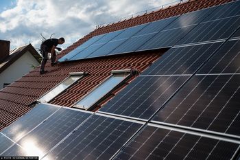 Rząd szykuje rewolucję w OZE. Branża apeluje do Tuska o pilne zmiany