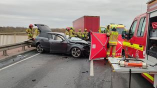 Wyszogród: Czołowe zderzenie audi i ciężarowej scanii na moście