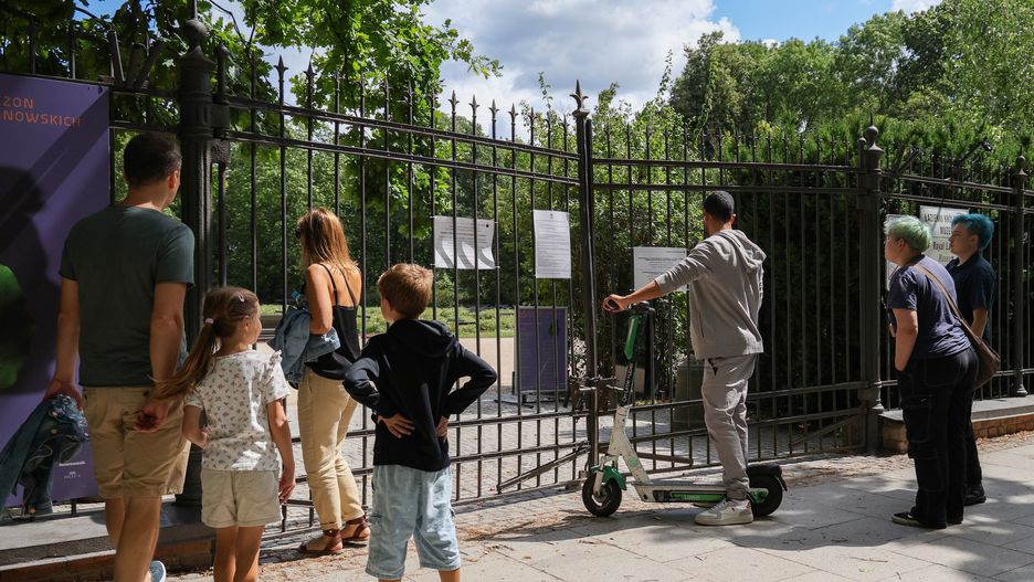 Warszawa, 29.07.2024. Zamknięte Łazienki Królewskie w Warszawie, 29 bm. Z powodu silnego wiatru, który mógł spowodować uszkodzenia drzew, Łazienki Królewskie i ogrody pałacu w Wilanowie są zamknięte do odwołania. ***Do tego materiału zdjęciowego dostępna jest również depesza w systemie CSI, pt.: Warszawa/ Ogrody Łazienek Królewskich i park wilanowski zamknięte do odwołania*** (sko) PAP/Paweł Supernak