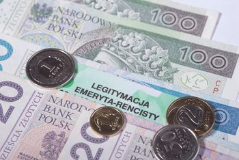 Emerytura minimalna dla cudzoziemca. Kto płaci i na jakich warunkach?