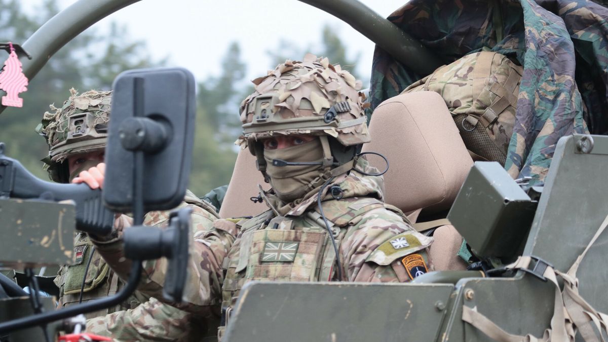 Polskie wojsko podczas ćwiczeń nad rzeką Narew, listopad 2021 r.