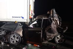 Koszmarny wypadek. Osobówka zmiażdżona między tirami