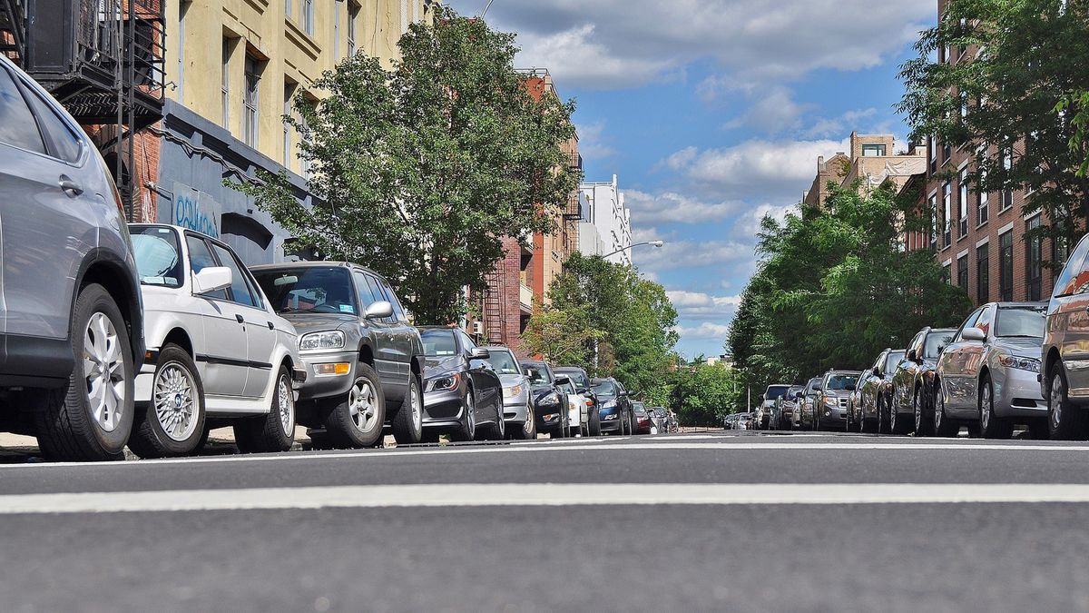 Na Ursynowie ktoś próbuje walczyć ze źle zaparkowanymi autami