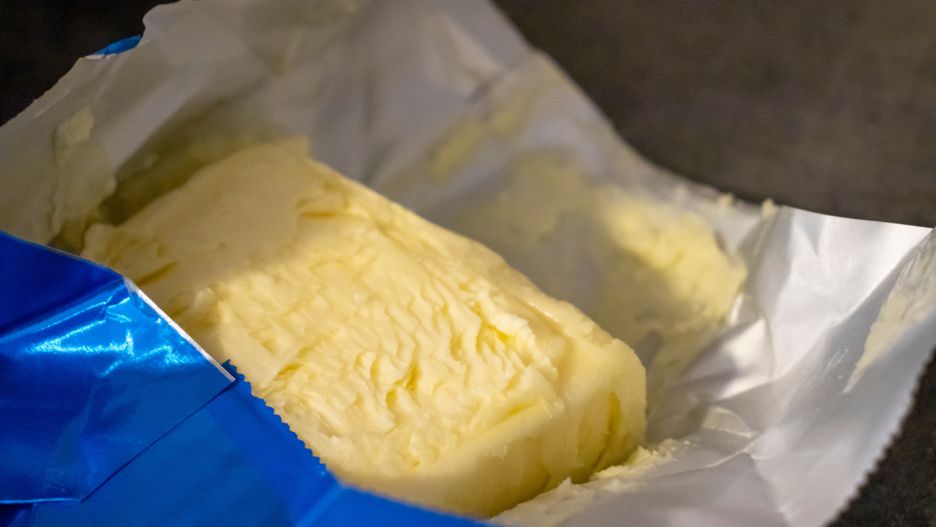 Gdzie wyrzucić papierek po maśle?