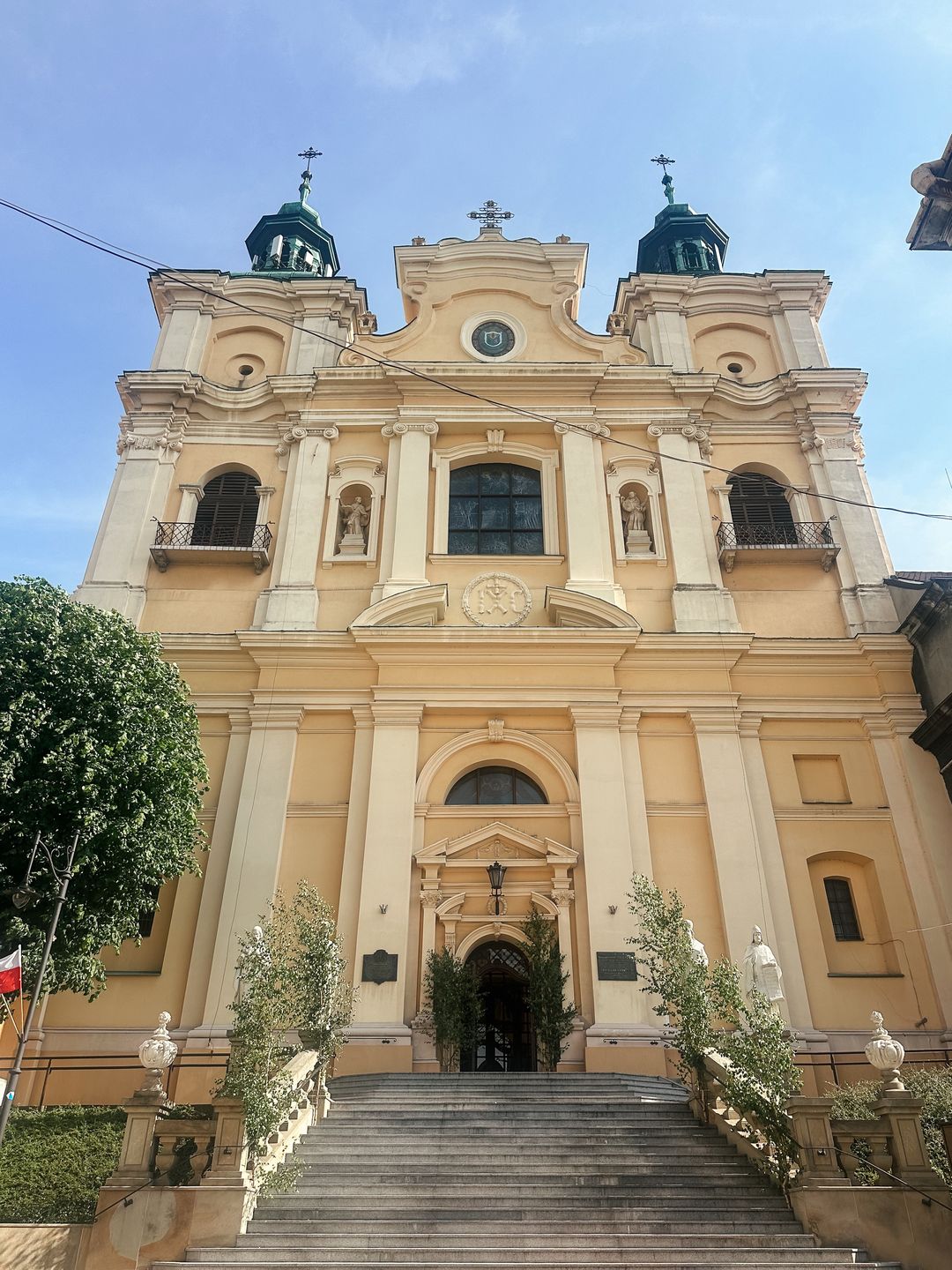 Archikatedralny sobór św. Jana Chrzciciela przyciąga uwagę.