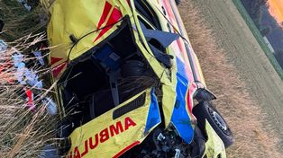 Groźny wypadek karetki na A4. Czterech ratowników w szpitalu – apel o krew