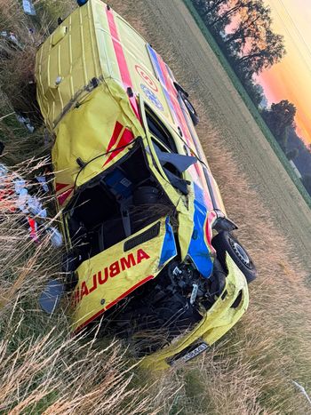 Groźny wypadek karetki na A4. Czterech ratowników w szpitalu – apel o krew