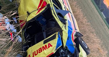 Groźny wypadek karetki na A4. Czterech ratowników w szpitalu – apel o krew