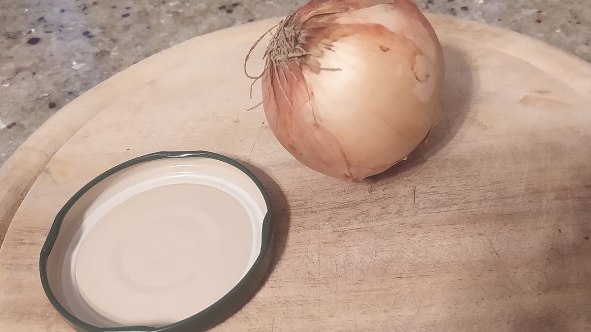 Przygotuj cebulę i nakrętkę, a wyczarujesz efektowną przekąskę