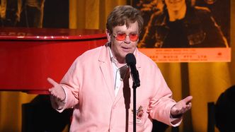 Elton John załatwił potrzebę fizjologiczną na środku sklepu?! Szokujące doniesienia tabloidu