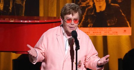 Elton John załatwił potrzebę fizjologiczną na środku sklepu?! Szokujące doniesienia tabloidu