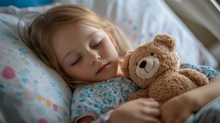 Koszalin: Uczniowie przekazali książki dla pacjentów oddziału dziecięcego