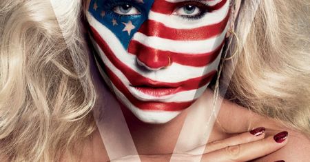 Kesha owinięta amerykańską flagą! SEKSOWNE?