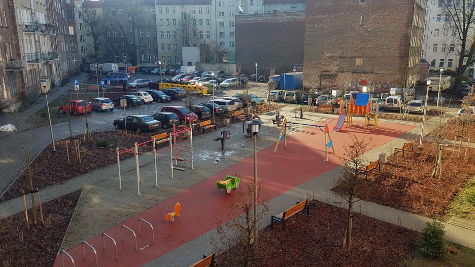 Wrocław. Podwórko na Ołbinie w nowej odsłonie. Mieszkańcy zyskali plac zabaw i zieleń