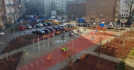 Wrocław. Podwórko na Ołbinie w nowej odsłonie. Mieszkańcy zyskali plac zabaw i zieleń