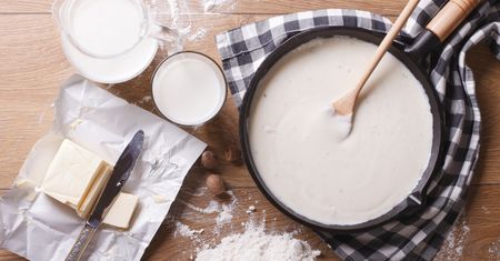Trik, który sprawia, że beszamel wychodzi lepszy niż w restauracji