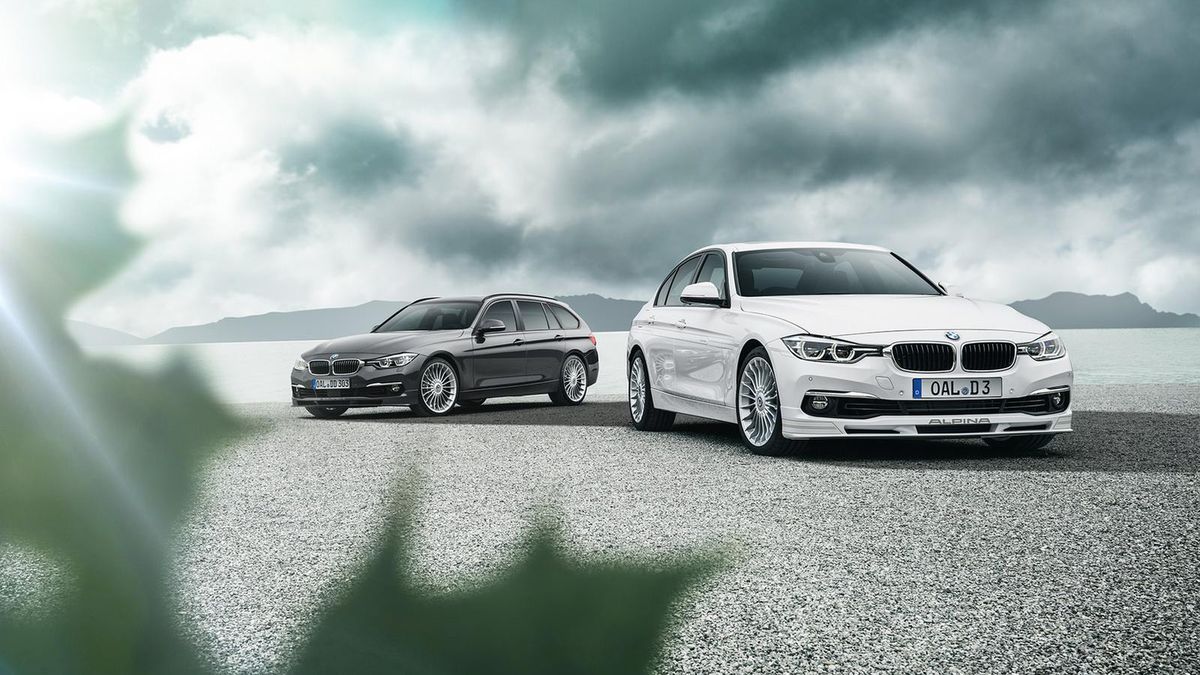 Zmiany są minimalne - Alpina przemodelowała jedynie zderzaki, a wraz ze zmianami w samym BMW, w Trójce pojawiły się także nowe reflektory.