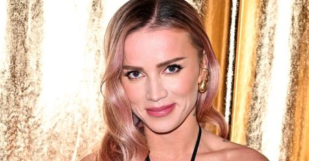 Maffashion wygina się przed lustrem w skąpym bikini, odsłaniając wyćwiczone ciało