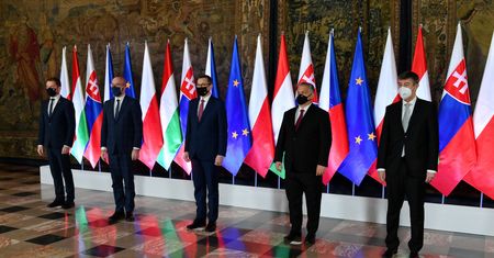 Kraków. Grupa Wyszehradzka świętuje 30. rocznicę powstania. Węgry oddają zbroję