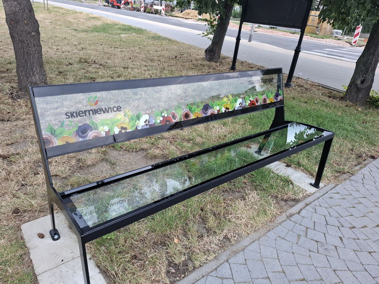 Szklane ławki stanęły w centrum Skierniewic. Czy to tylko ozdoba?