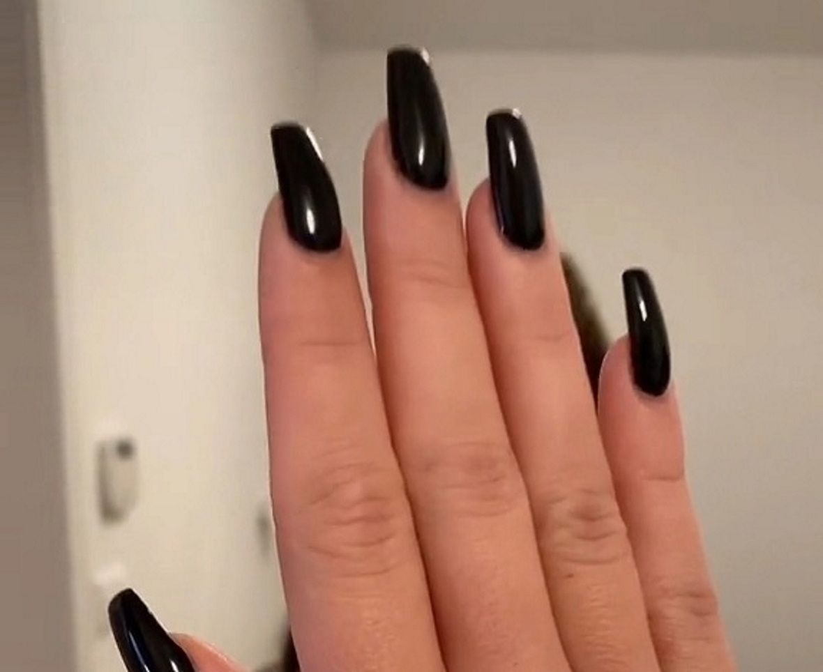 Kobieta jest fanką długich paznokci