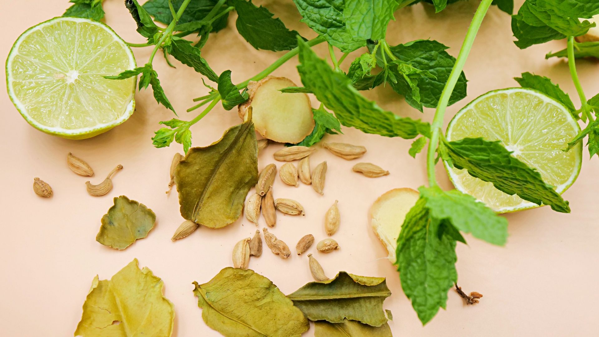 W czasie upałów warto popijać wodę z dodatkiem chłodzącej mięty i cytryny.