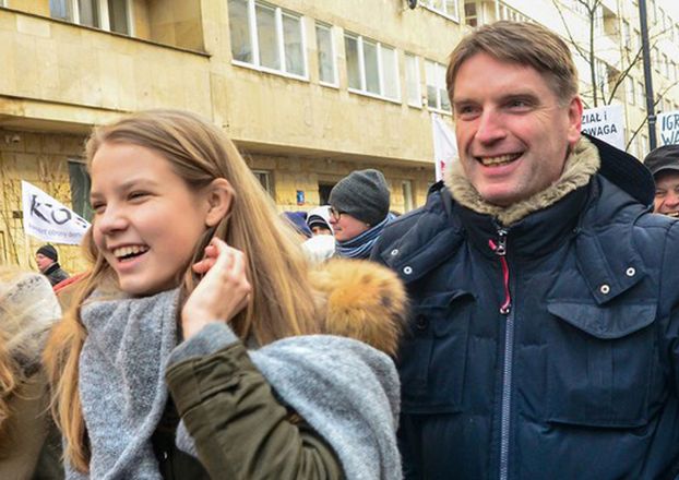 Tomasz Lis z córką na marszu "Obywatele dla Demokracji"! (FOTO)