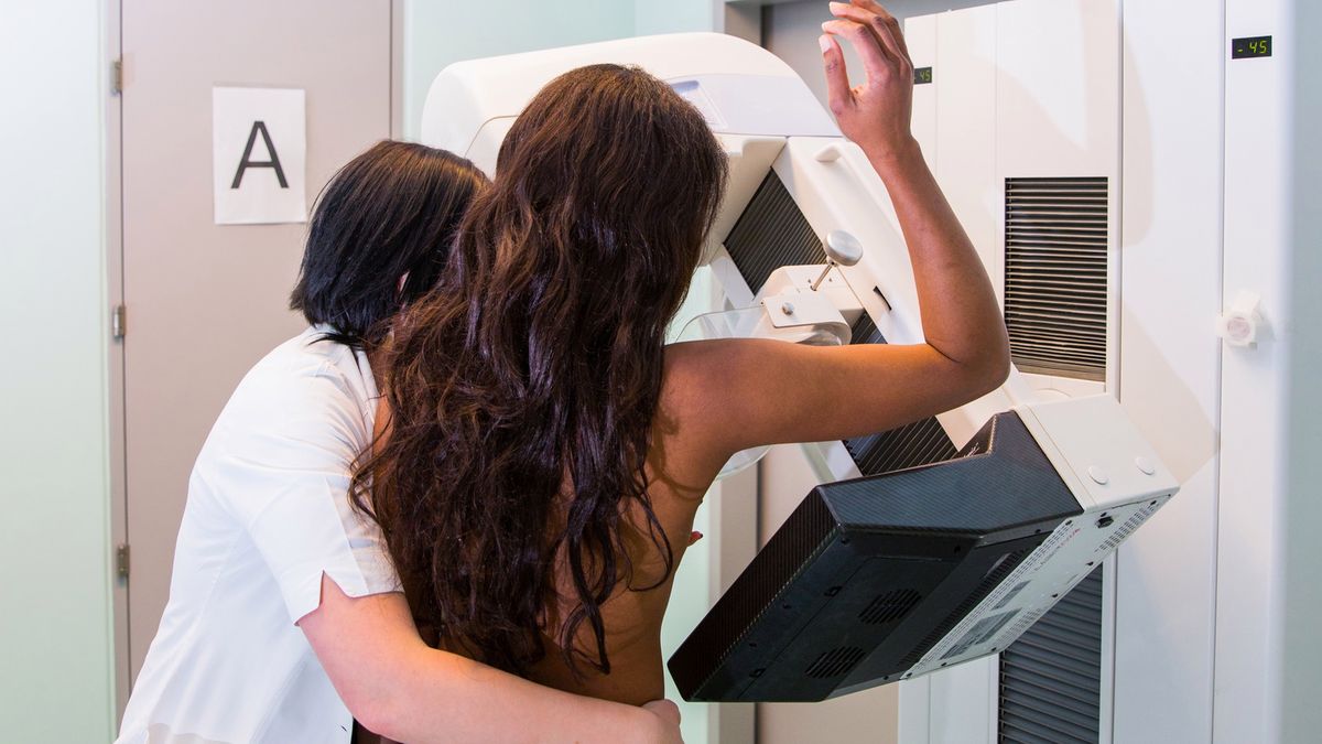 Radykalnie zwiększają ryzyko raka piersi u kobiet. Wielu z nas ma z tym problem