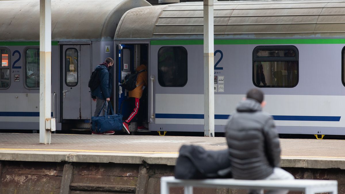 pociąg kolej przystanek pasażerowie pasażer pociągi pkp peron podróż