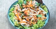 Phở gà trộn. Lekka sałatka z kurczakiem i makaronem ryżowym