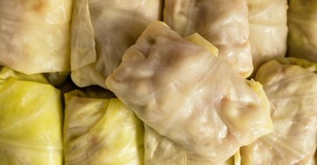 Dodaję do gotowania kapusty na gołąbki. Liście szybko są miękkie, ale i odporniejsze na rozrywanie