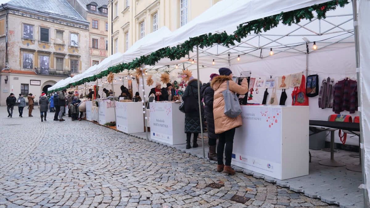 wystawcy na jarmarku bożonarodzeniowym