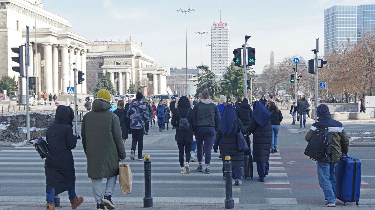 Stock MaBa
Fot. Zofia i Marek Bazak/East News
09.02.2023. Warszawa N/z ludzie na przejsciu dla pieszych
ZOFIA BAZAK