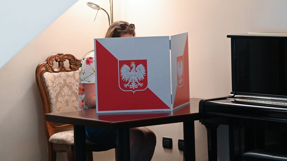 Podgorica, Czarnogóra, 18.05.2025. Wybory prezydenta RP - I tura. Głosowanie w lokalu wyborczym w Ambasadzie RP w Podgoricy, 18 bm. Trwa głosowanie w I turze wyborów prezydenta RP. Do jego zakończenia obowiązuje cisza wyborcza. (aldg) PAP/Marcin Bielecki