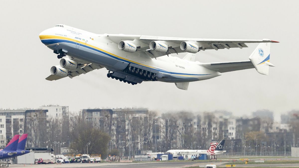 Samolot An-225 Mrija odlecia? z Ok?cia
15.04.2020 Warszawa Najwiekszy samolot swiata An-225 Mrija wylatuje z Okecia   fot Rafal Gaglewski/REPORTER
Rafal Gaglewski/REPORTER