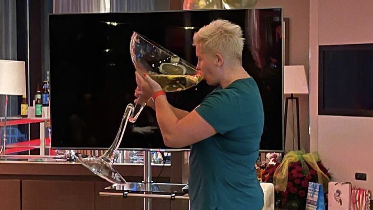 Anita Włodarczyk świętuje złoty medal olimpijski w Tokio