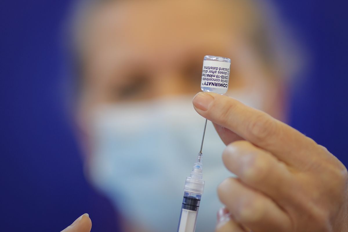 Szczepienia. Coraz więcej Polaków mieszkających w Niemczech przyjeżdża do ojczyzny na szczepienia (PAP)