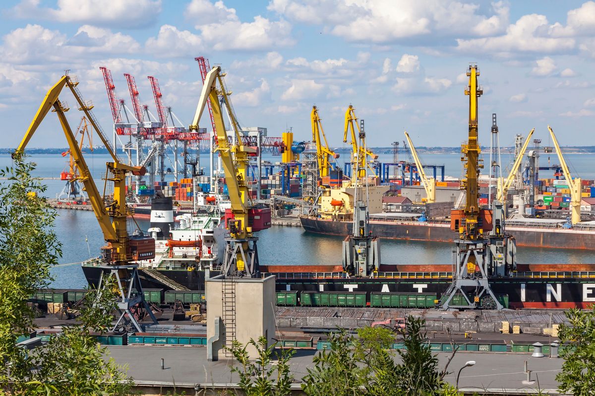 Port w Odessie, jeden z kluczowych dla Ukrainy. Rosyjska blokada morska spowodowała, że w świat nie mogą stąd wypłynąć gigantyczne ilości zboża