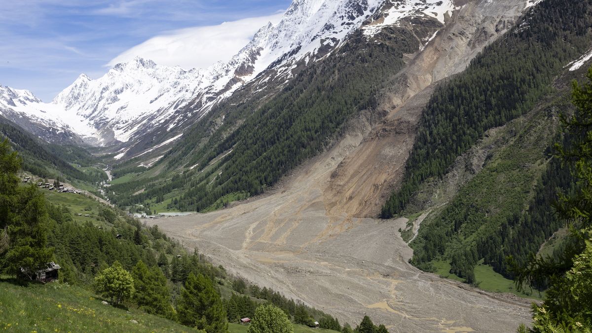 Widok uchwycony dzień po zejściu potężnej lawiny w Blatten