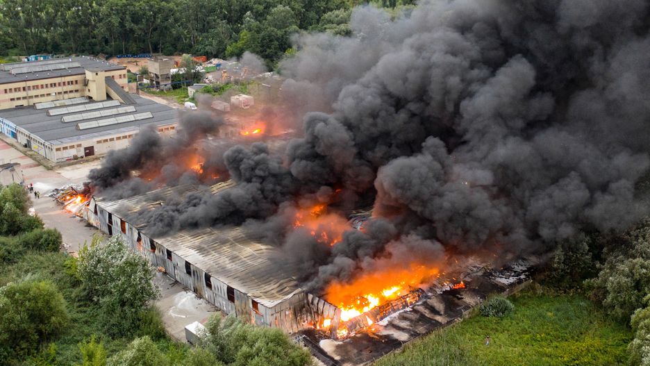 Konstancin-Jeziorna, 01.09.2020. Pożar hali magazynowej w Konstancinie-Jeziornie, 1 bm. W środku znajdowało się m.in. 6 butli zawierajšcych propan-butan. Nie ma informacji o osobach poszkodowanych. Na miejscu pracuje 27 zastępów straży pożarnej. (amb) PAP/Leszek Szymański