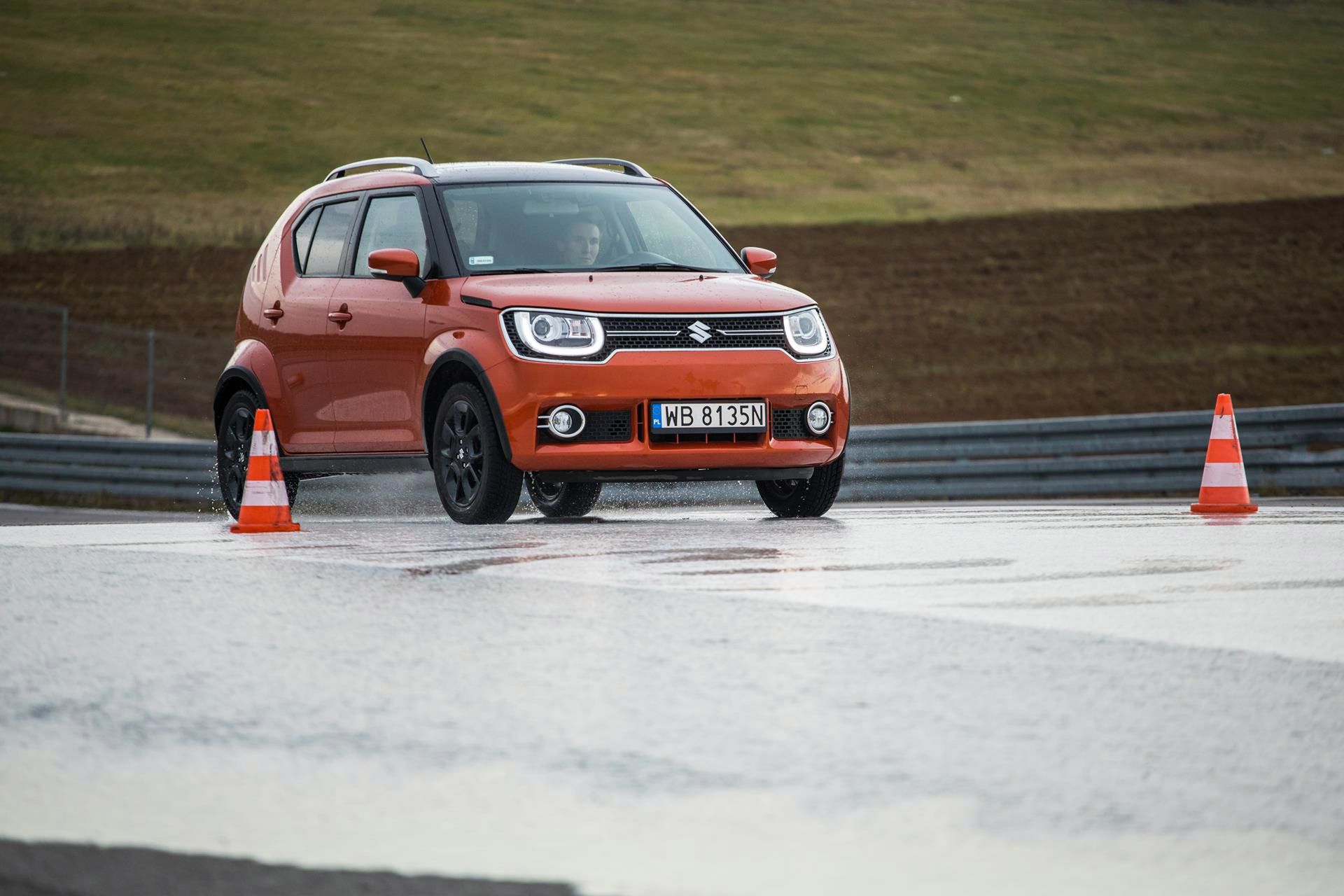 Ruszanie w trudnych warunkach to domena napędu na cztery koła w niezbyt mocnym aucie. W innych sytuacjach ma znaczenie... wizerunkowe. Dlatego klienci SUV-ów i crossoverów Suzuki przyzwyczajeni do aut terenowych tej marki chętnie wybierają AllGrip.