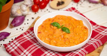 Wrzuć pomidory na patelnię i dodaj śmietankę. Lepszego sosu do gnocchi nie jadłeś