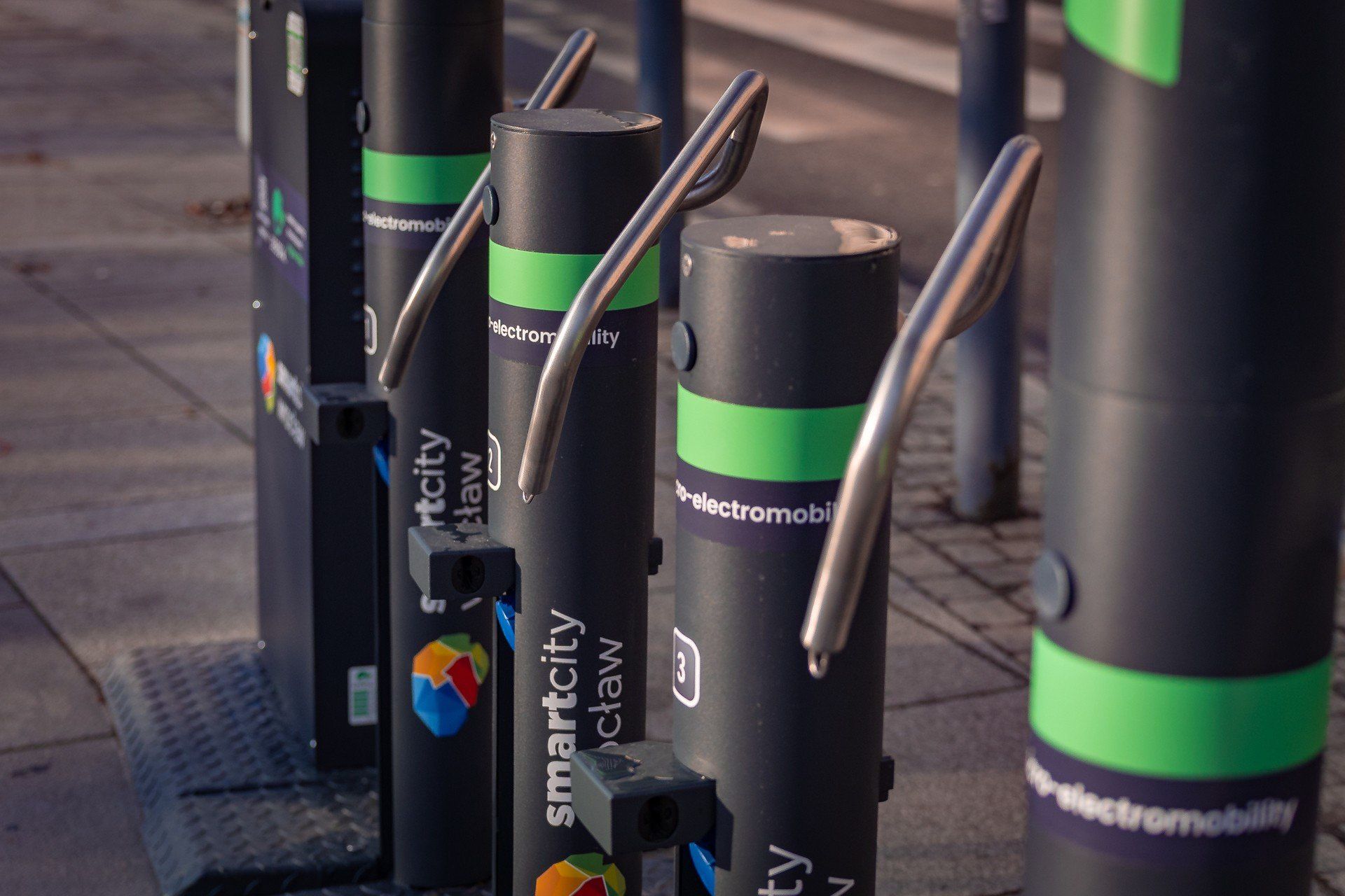 We Wrocławiu powstało 16 nowych, bezpłatnych ładowarek dla rowerów i hulajnóg. Gdzie je znajdziemy?