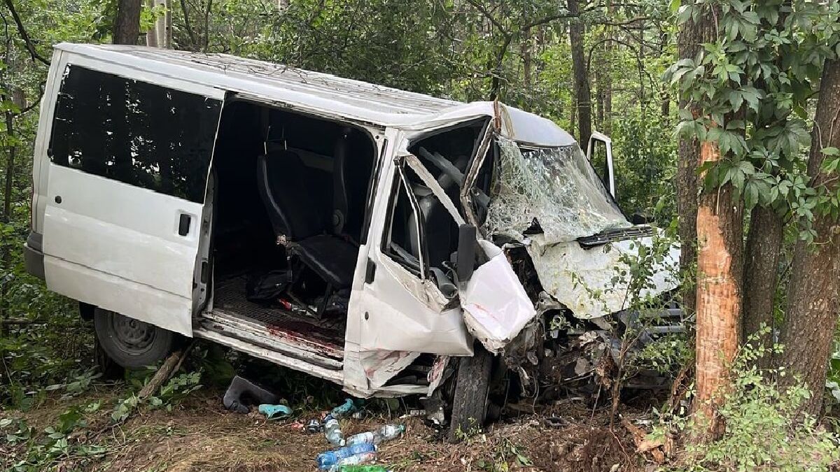 Zderzenie busa z ciągnikiem rolniczym
