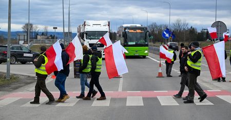 Wjechał autem w protestujących rolników. Są poszkodowani