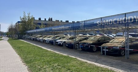 Polacy kupują masowo. Taniej niż w salonie