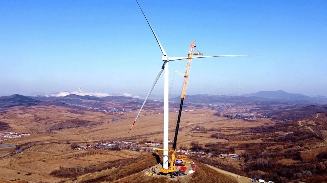 World's largest mobile crane shakes up wind farm operations in China by doubling efficiency