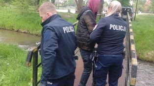 Leżał pod kładką częściowo w rzece i na nic nie reagował. Pomogła mu dzielnicowa. Mężczyzna totalnie pijany