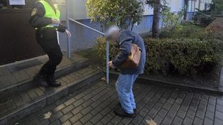 90-latek siedział na przystanku. Zareagowała młoda kobieta