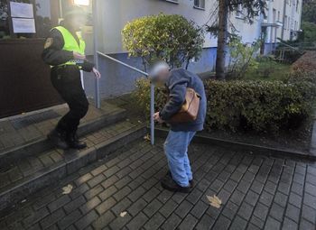 90-latek siedział na przystanku. Zareagowała młoda kobieta
